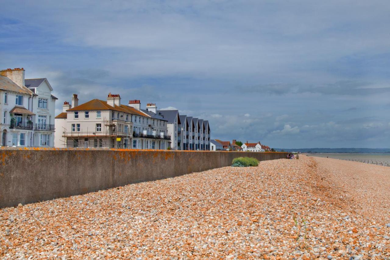 Beachfront Compact Coastal Crib, Direct Sea Views & Air Conditioning Littlestone-on-Sea ภายนอก รูปภาพ