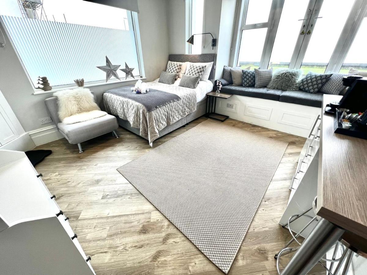Beachfront Compact Coastal Crib, Direct Sea Views & Air Conditioning Littlestone-on-Sea ภายนอก รูปภาพ