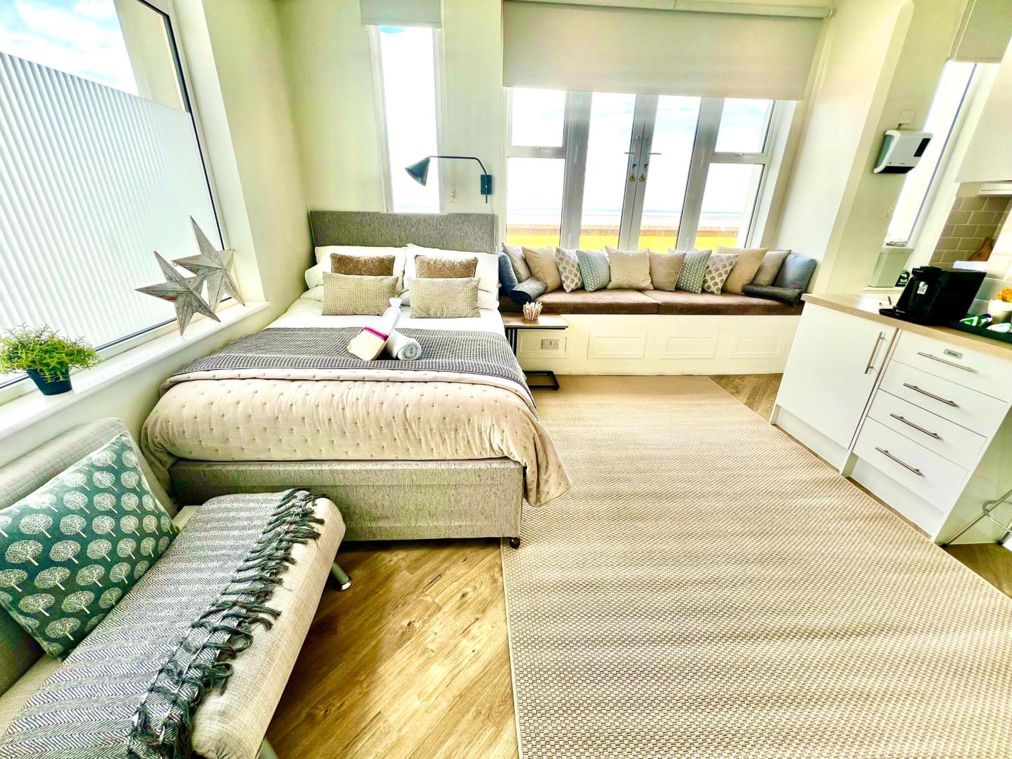 Beachfront Compact Coastal Crib, Direct Sea Views & Air Conditioning Littlestone-on-Sea ภายนอก รูปภาพ